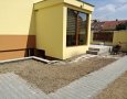 Pohled do zahrady ze dvora. Zemina je již zkypřena