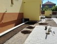 Plastový lem budoucího záhonu je již ukotven