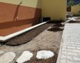 Skrývka kompostovaným substrátem byla použita na celou zahradu