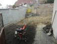 Po "vyčištění" půdy od cihel se již mohlo dokončit její nakypření