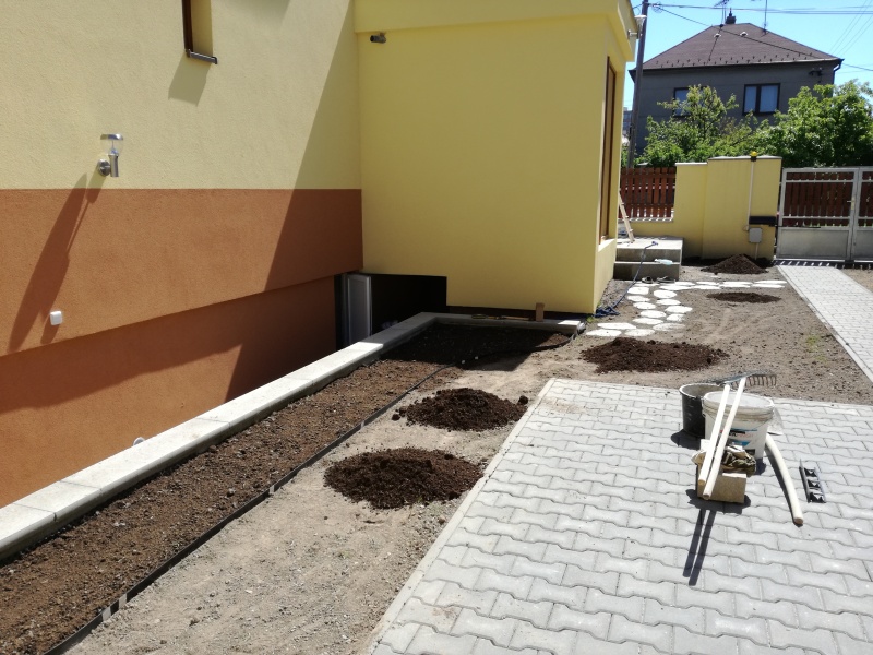 Plastový lem budoucího záhonu je již ukotven