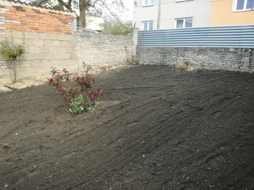 Půda je již téměř připravena na výsev travního osiva