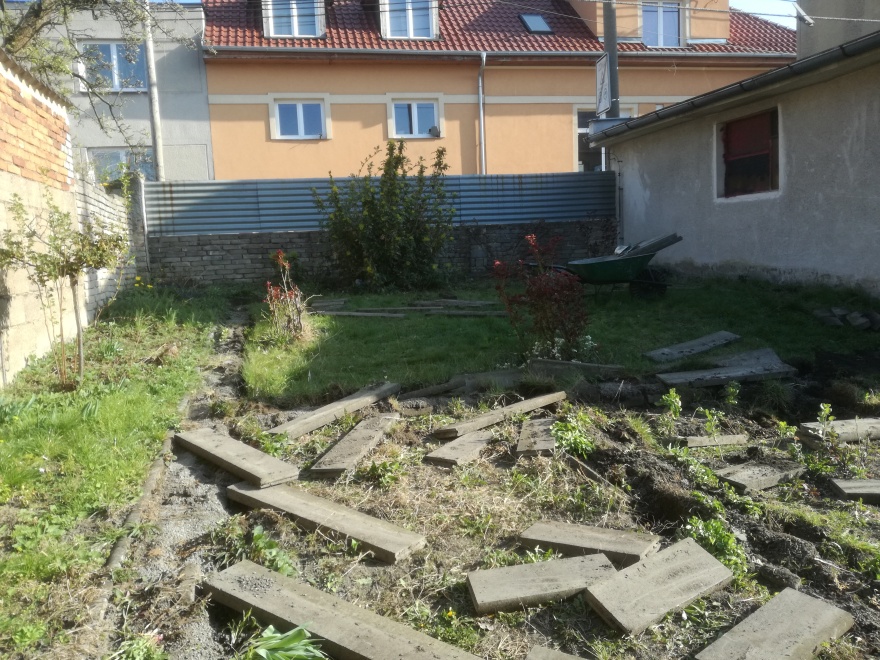 Vytrhané záhonové obrubníky před započetím rekultivace pozemku