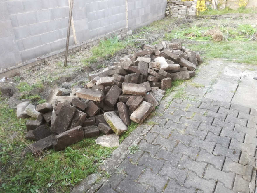 Hromada cihel (ohraničení zeleninového záhonu)