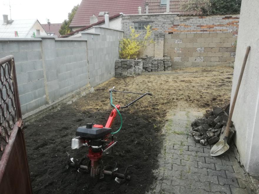 Po "vyčištění" půdy od cihel se již mohlo dokončit její nakypření