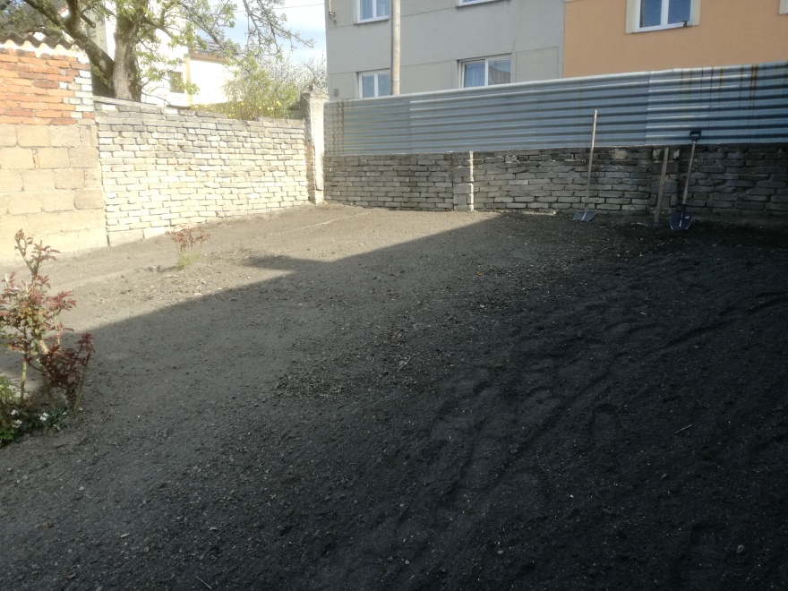 Půda je již téměř připravena na výsev travního osiva