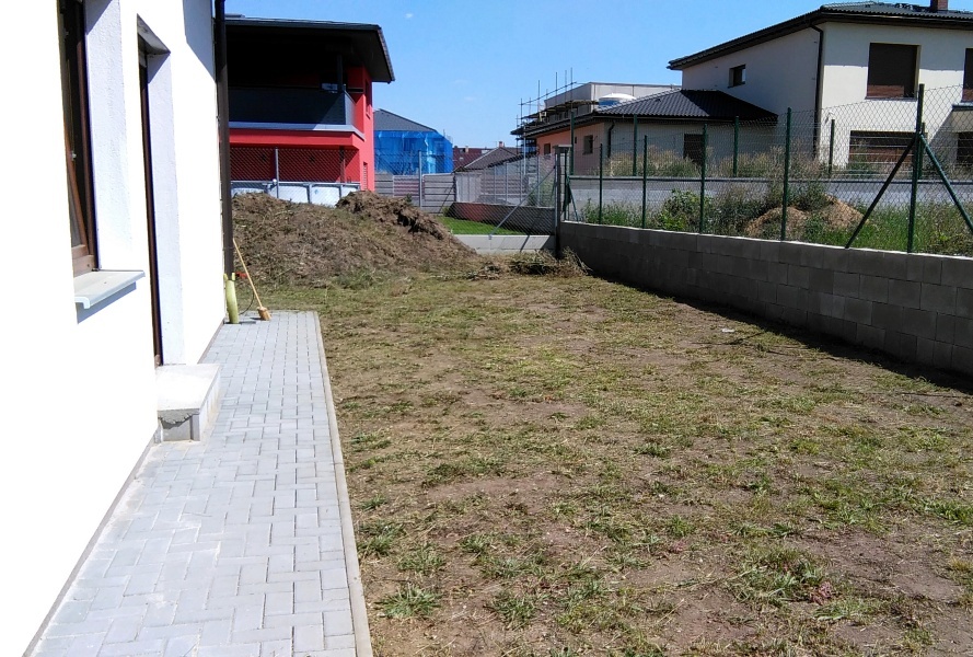 Pohled do zahrady před rekultivací