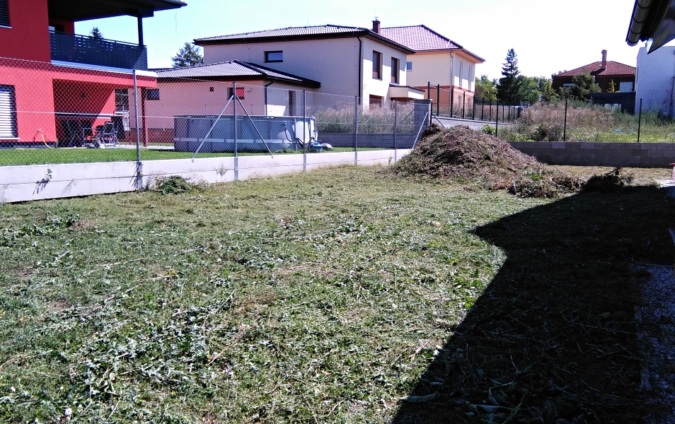 Pozemek bylo nutné posekat