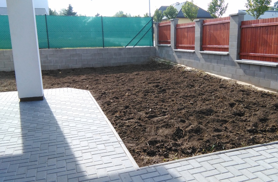 Pohled na nakypřenou půdu
