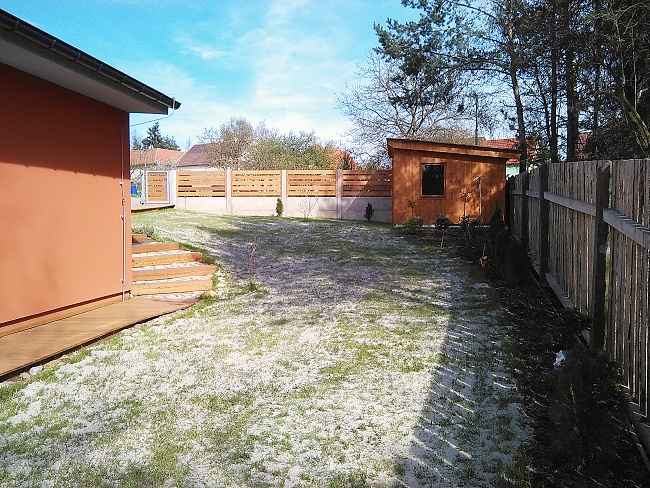 Pohled na zapískovaný trávník